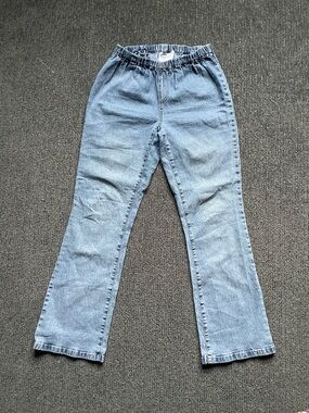 Elastic Waist Light Wash Curvy Friendly Jeans